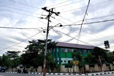 Bahaya Banget! Ada Tiang Listrik Makan Badan Jalan di Gunung Tabur, PLN Janji Segera Lakukan Pemindahan 