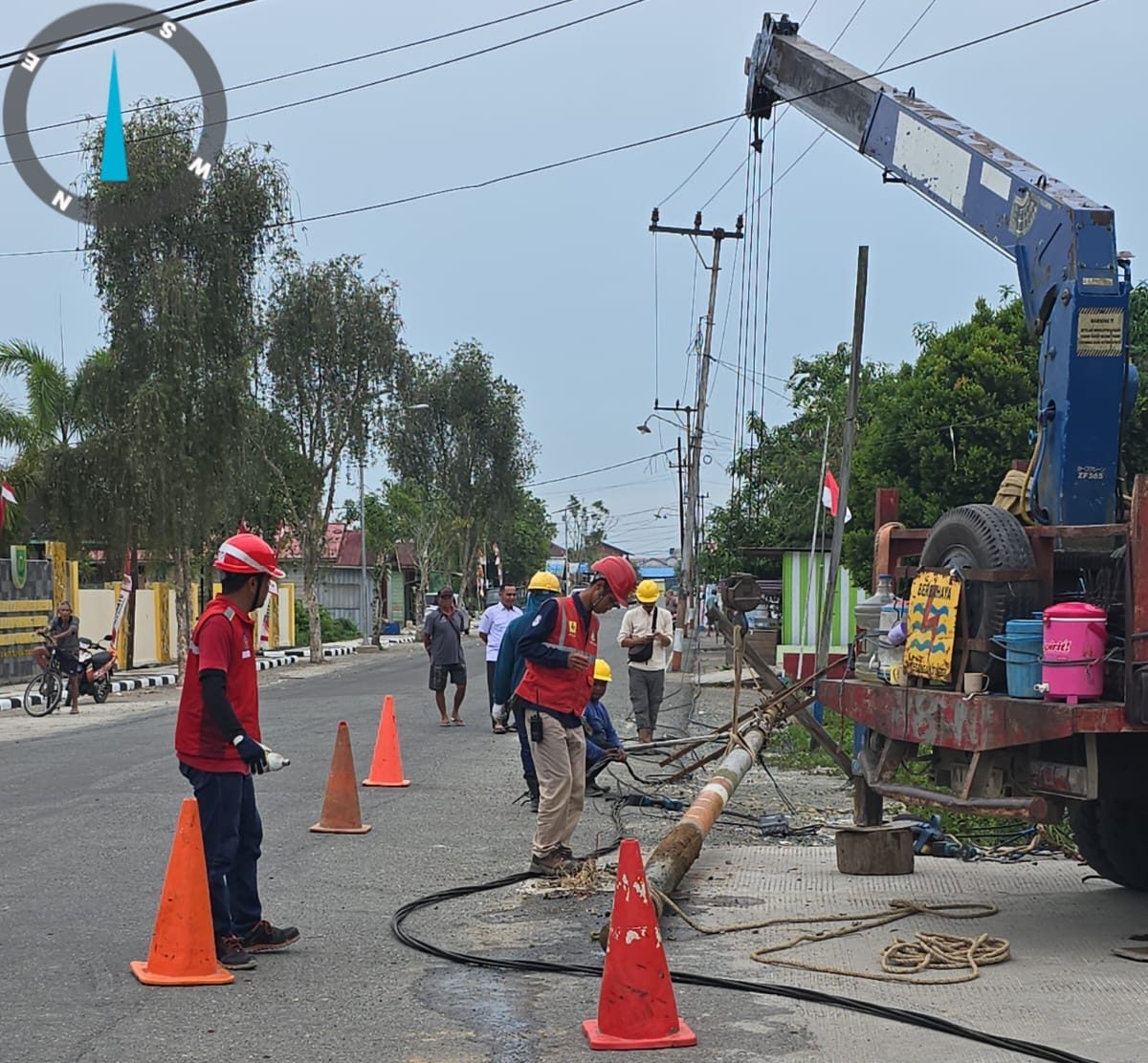 Gerak Cepat! Tiang Listrik Makan Badan Jalan di Gunung Tabur Sudah Dipindah