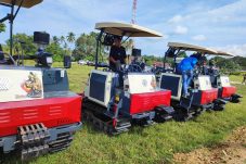Perkuat Sektor Pertanian, Bupati Serahkan Bantuan Traktor untuk Empat Kelompok Tani di Tabalar