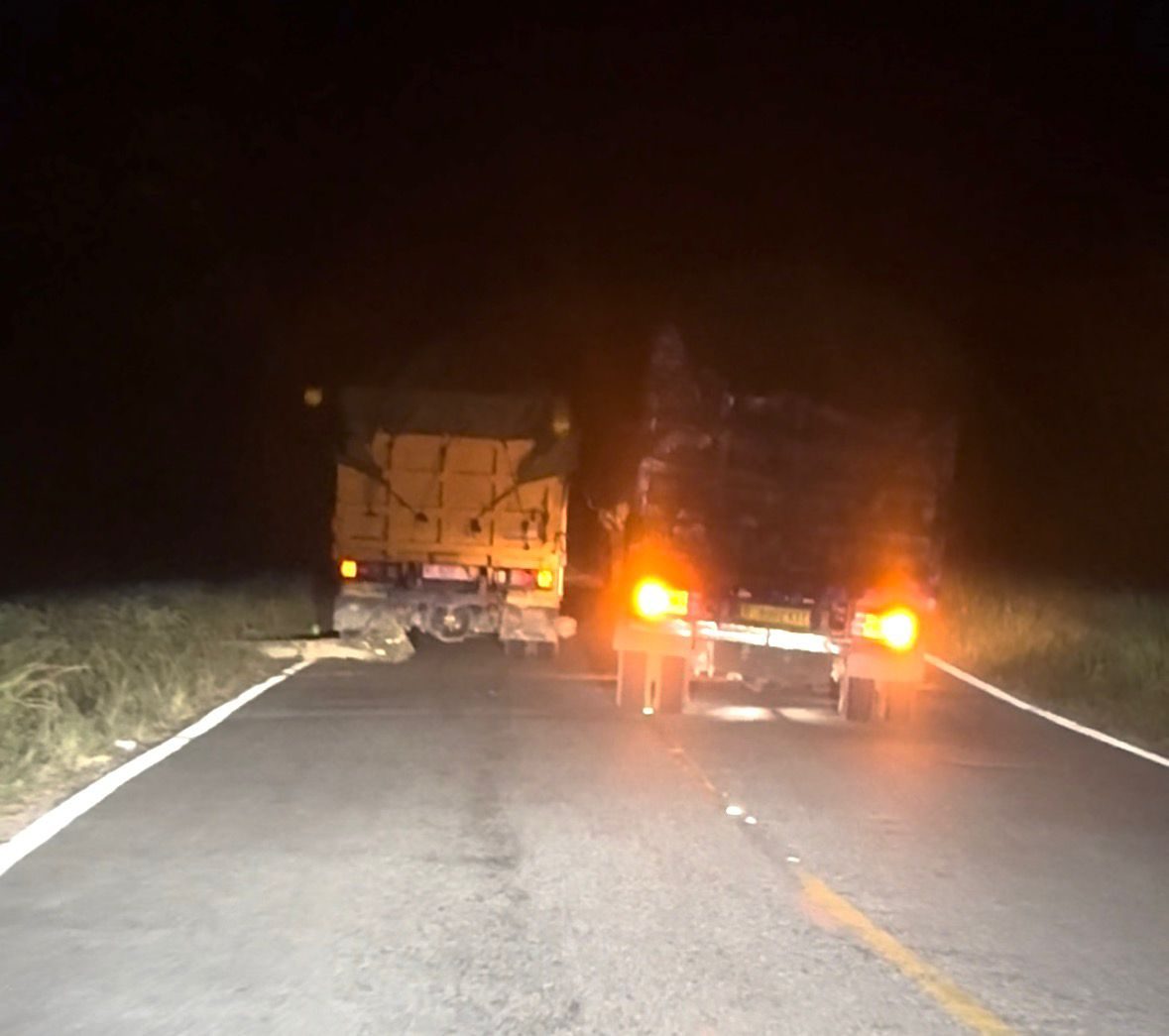 Aktivitas truk diduga membawa batu bara di jalan poros Labanan-Teluk Bayur beberapa waktu lalu.