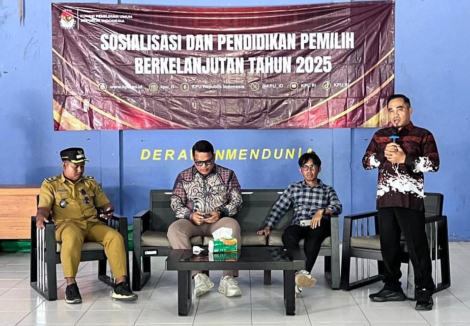 Ketua KPU Berau, Budi Harianto, memberikan materi pendidikan politik bagi para pelajar di Pulau Derawan. (Sulaiman/BT)