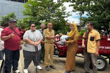 Sasar Permukiman Padat, Ananda Emira Moeis Salurkan Motor Sampah untuk Tingkat RT