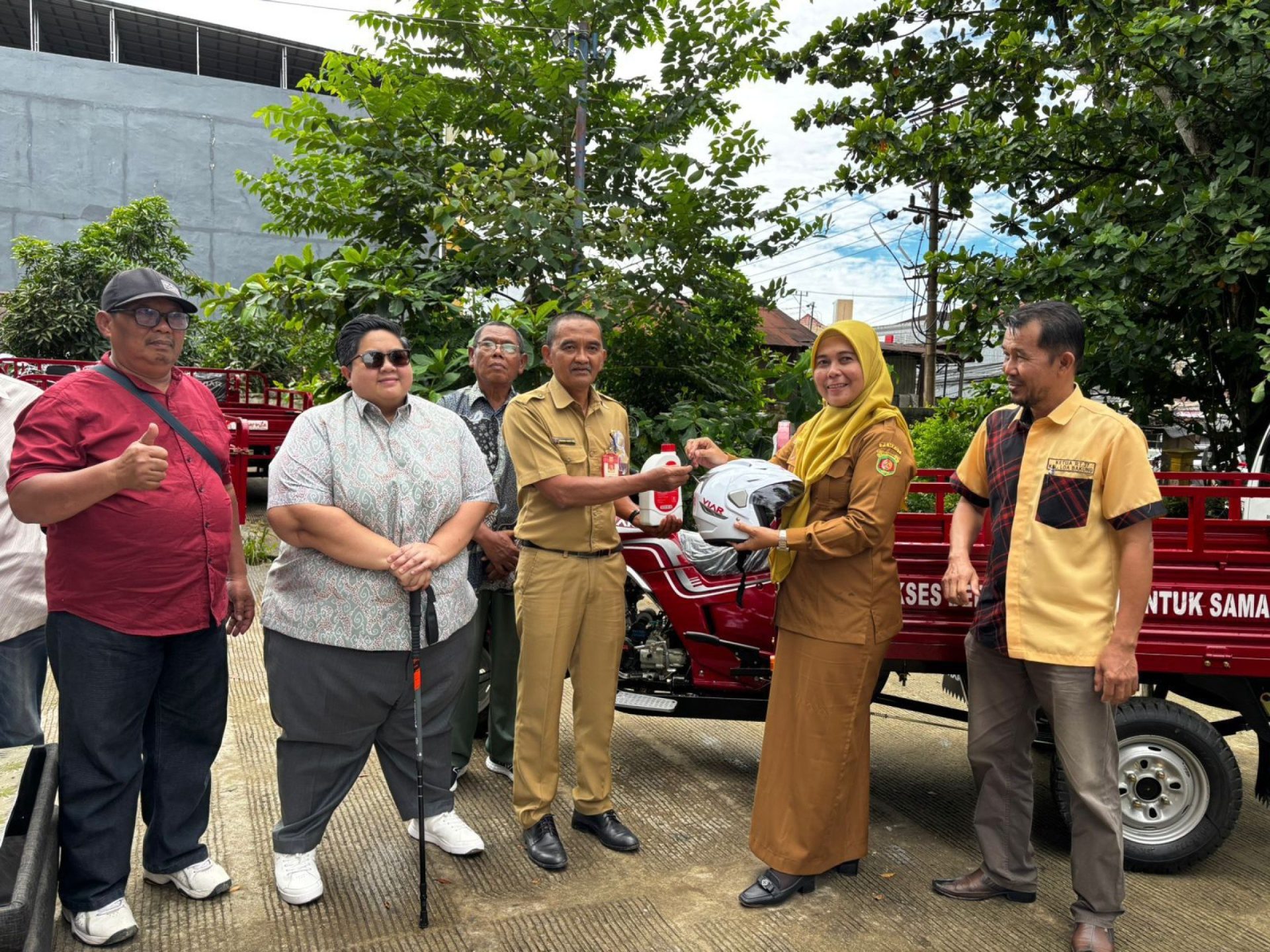 Sasar Permukiman Padat, Ananda Emira Moeis Salurkan Motor Sampah untuk Tingkat RT