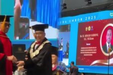 Rumah Dijarah Massa dan Sempat Menghilang, Ahmad Sahroni Muncul ke Publik: Kini Sandang Gelar Doktor