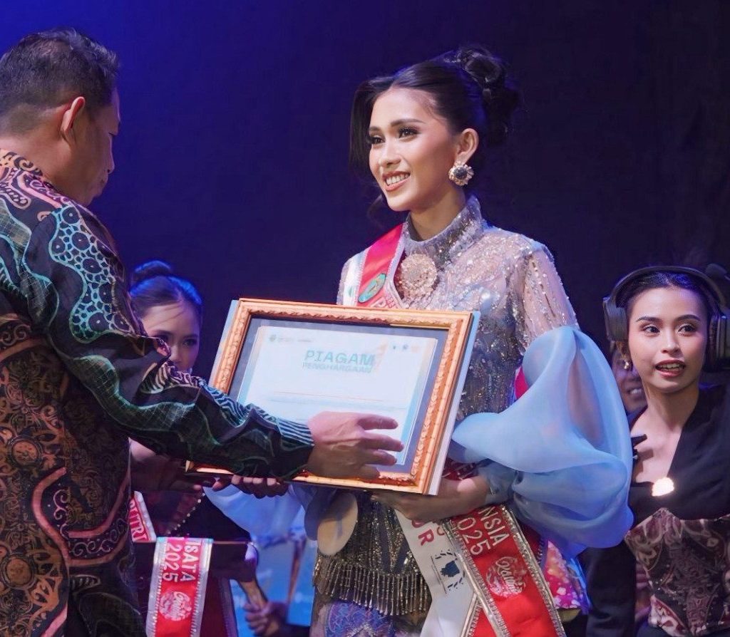 Niara Ailen meraih gelar Putri Pariwisata Intelegensia Kalimantan Timur 2025, Divano Mahendra R dan Nuryanti Wulandari dinobatkan sebagai Duta Wisata Favorit Kalimantan Timur 2025. (Ist)