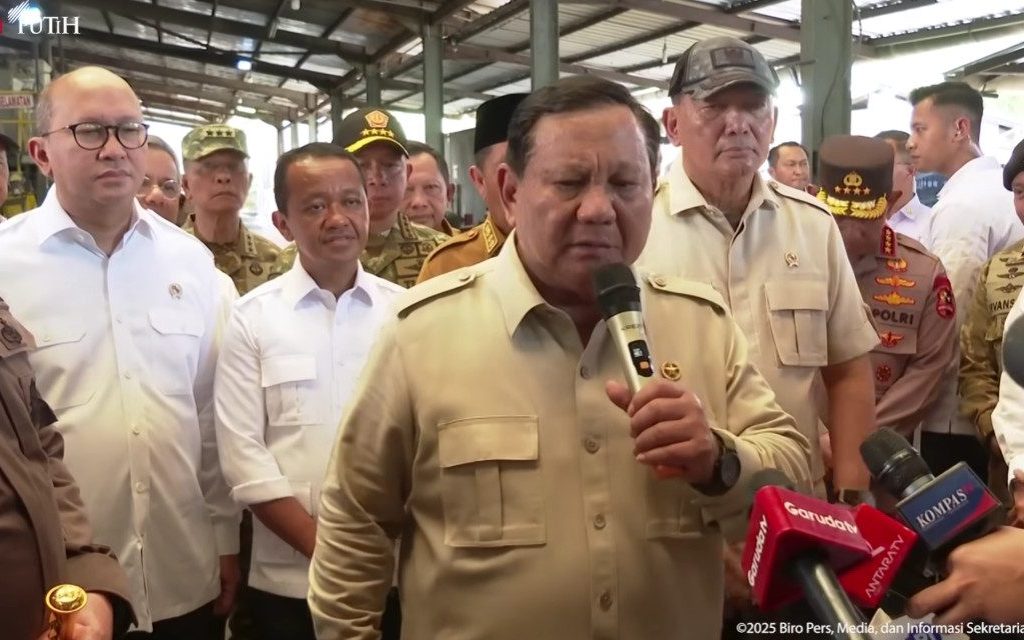 Presiden Prabowo saat menyaksikan penyerahan barang rampasan negara (YouTube/BPMI Setpres)