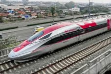 Polemik Utang Kereta Cepat, Jokowi Sebut Kerugian Whoosh Makin Mengecil