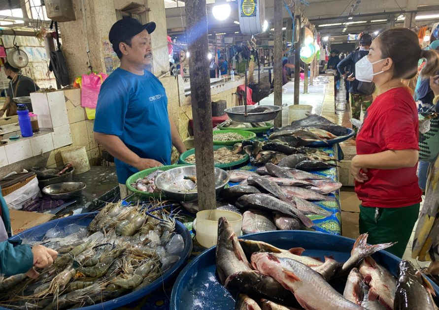 Penjual ikan di Pasar Sanggam Adji Dilayas Berau (Zuhrie/BT)