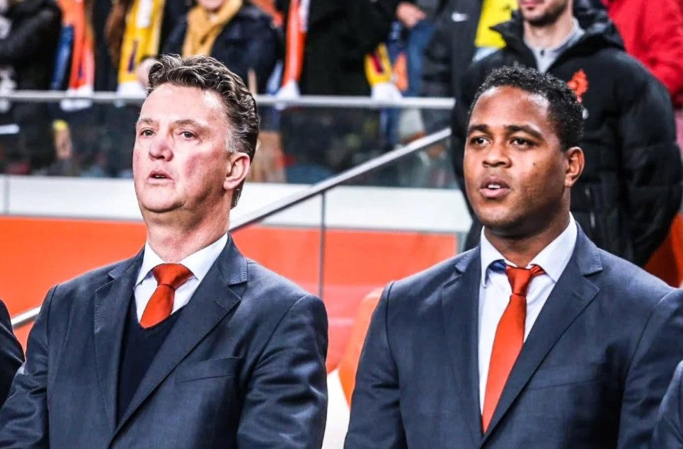 Louis Van Gaal dan Patrick Kluivert saat latih Timnas Belanda (X/@theindonesiafootball)