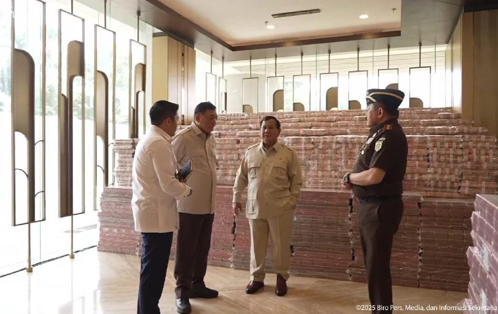 Presiden Prabowo menyaksikan penyerahan uang pengganti kerugian negara senilai Rp 13 triliun lebih dari Kejagung RI ke negara (YouTube/BPMI Setpres)