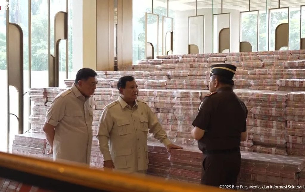 Presiden Prabowo menyaksikan penyerahan uang pengganti kerugian negara senilai Rp 13 triliun lebih dari Kejagung RI ke negara (YouTube/BPMI Setpres)