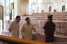 Prabowo Saksikan Tumpukan Uang Rp 13,25 Triliun Dikembalikan ke Negara: Bisa Renovasi 8.000 Sekolah