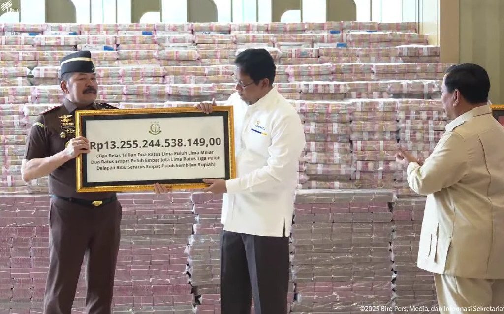 Presiden Prabowo menyaksikan penyerahan uang pengganti kerugian negara senilai Rp 13 triliun lebih dari Kejagung RI ke negara (YouTube/BPMI Setpres)