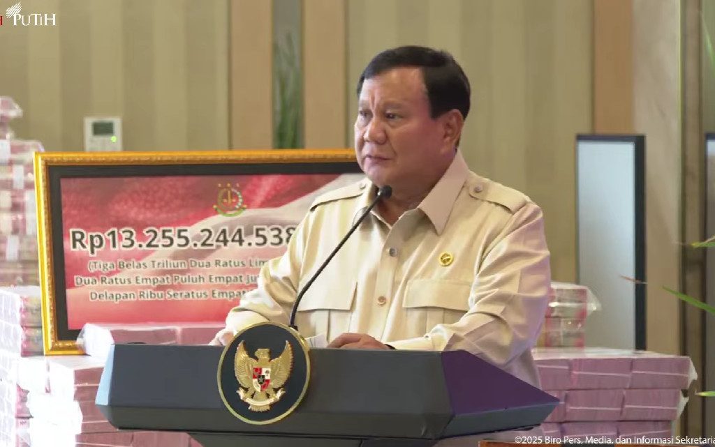 Presiden Prabowo menyaksikan penyerahan uang pengganti kerugian negara senilai Rp 13 triliun lebih dari Kejagung RI ke negara (YouTube/BPMI Setpres)