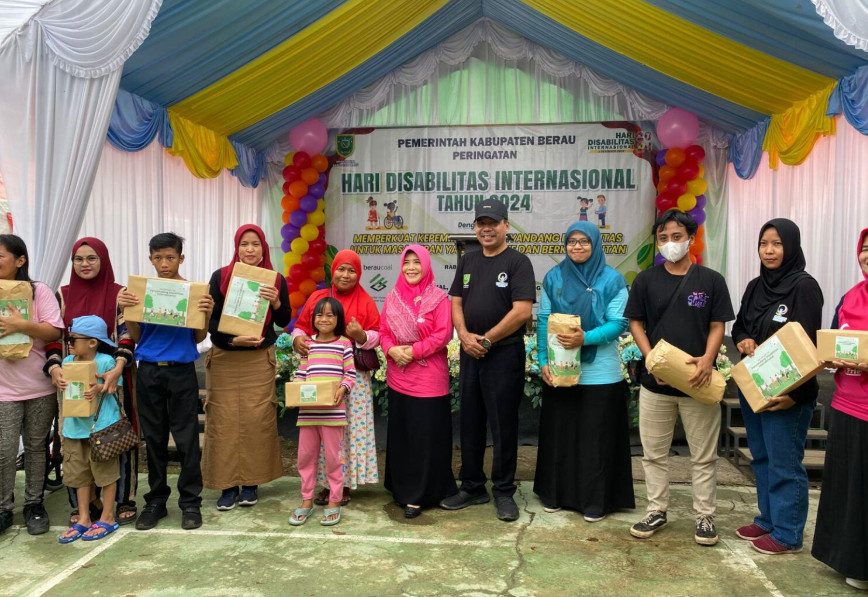 Penyerahan bantuan bagi penyandang disabilitas Berau (Diva/BT)