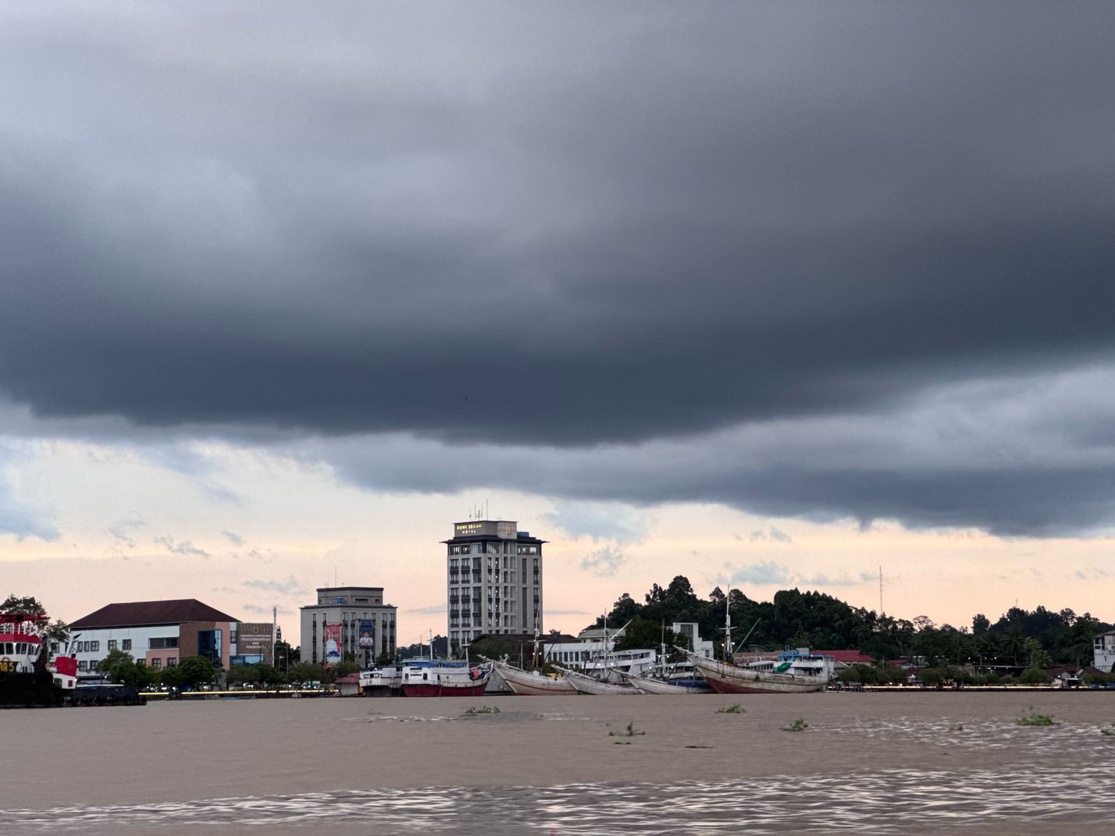 Sedia Mantel dan Payung Selalu, BMKG Prakirakan Wilayah Barat dan Utara Kaltim Sering Hujan Lebat di Akhir Oktober