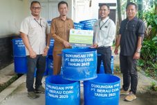 Dukung Kebersihan Lingkungan, Berau Coal Serahkan 100 Bak Sampah di Sei Bedungun