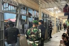 Razia Rutan Tengah Malam, Petugas Sita Puluhan Barang Mencurigakan
