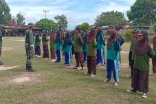 Tanamkan Sikap Disiplin, Satgas TMMD Latih Baris Berbaris Siswa MTs Negeri Labanan Makmur