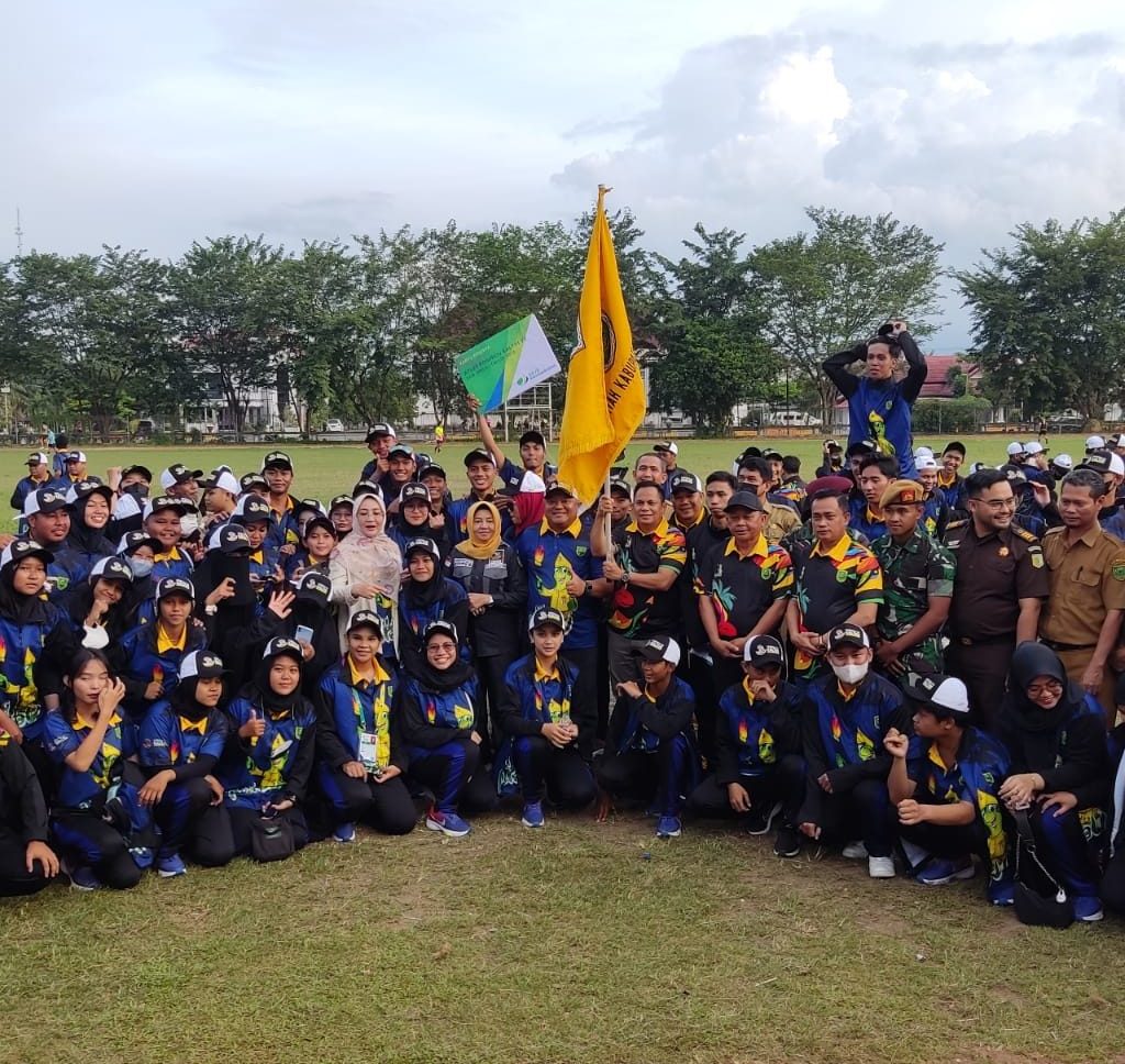 Bupati Berau, Sri Juniarsih, saat melakukan pelepasan atlet Porprov VII Kaltim di Berau pada 2022.