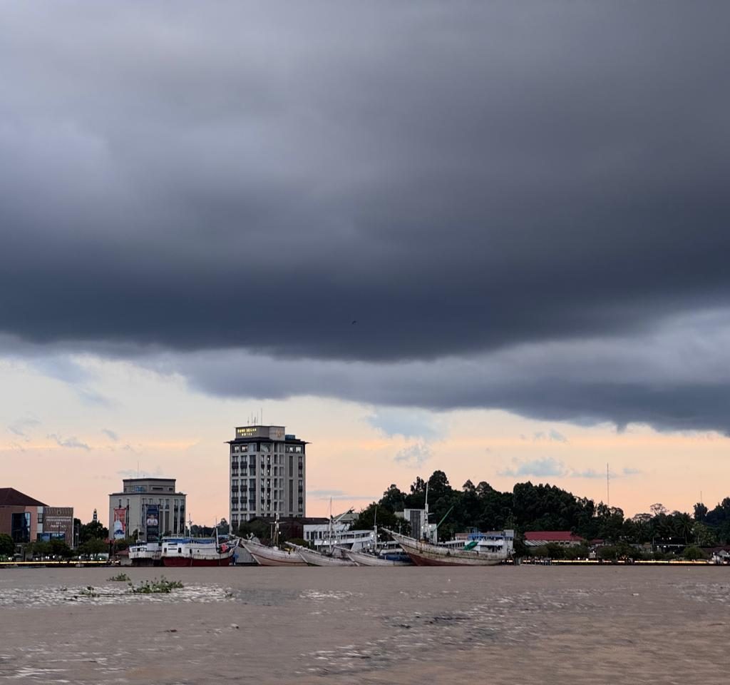 Hujan Lebat Sejak Pagi, BMKG Berau Peringatkan Potensi Banjir dan Longsor