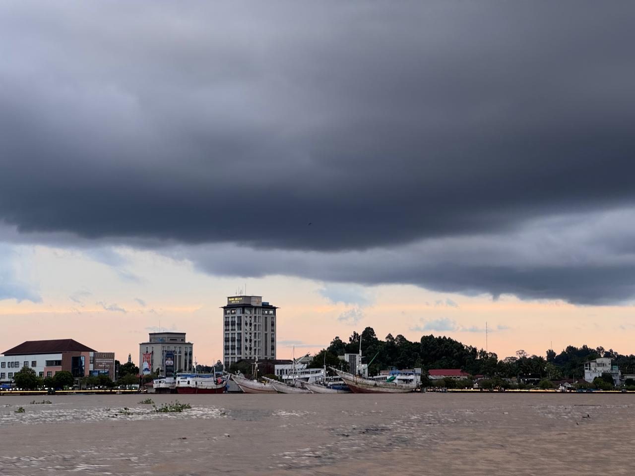 Hujan Lebat Sejak Pagi, BMKG Berau Peringatkan Potensi Banjir, Longsor, dan Pohon Tumbang