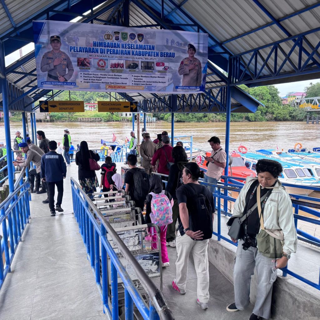 Wisatawan menuju Pulau Maratua dan Kepulauan Derawan di Dermaga Wisata Sanggam, Tanjung Redeb, Berau (Zuhrie/BT)