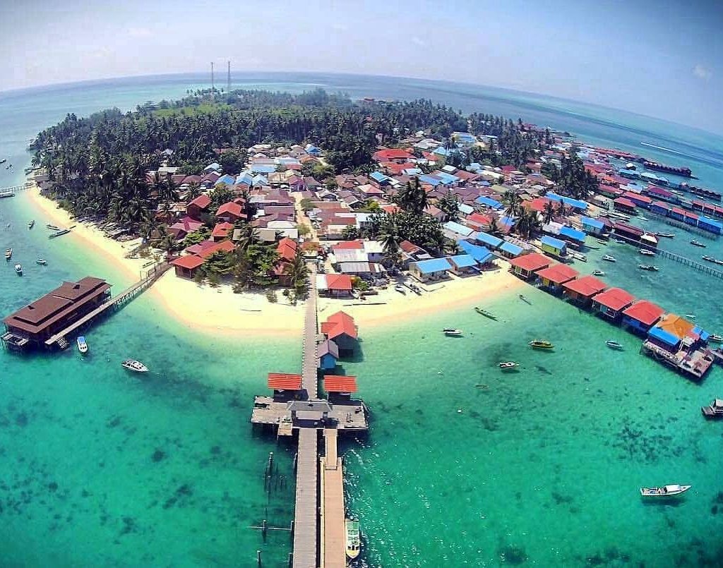 Foto Pulau Derawan dari udara.