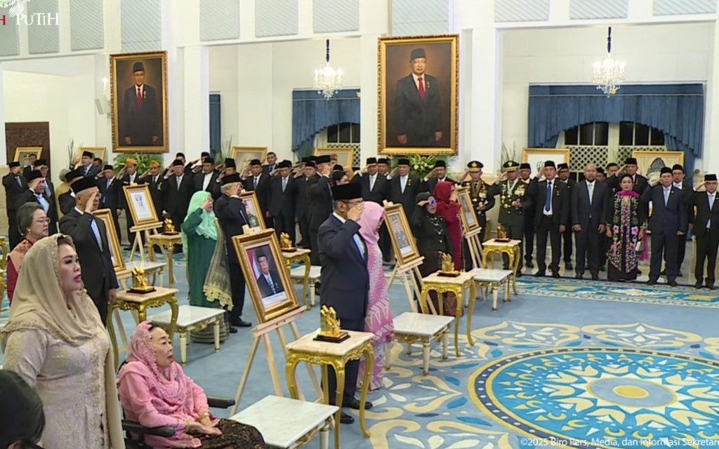 Presiden Prabowo serahkan tanda jasa pahlawan nasional (YouTube/BPMI Setpres)