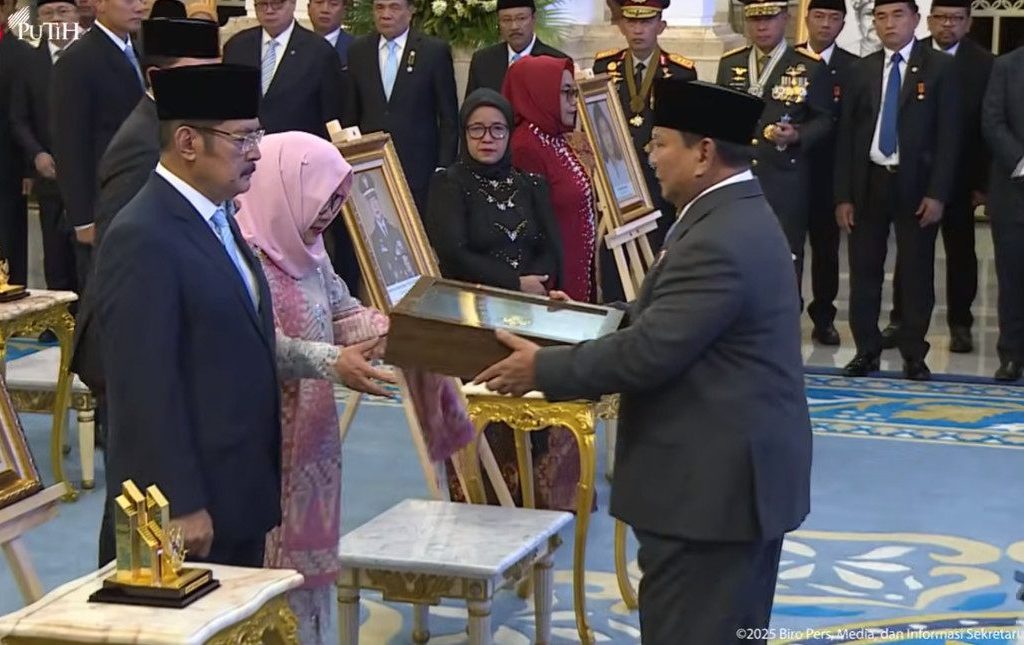Presiden Prabowo serahkan tanda jasa pahlawan nasional (YouTube/BPMI Setpres)