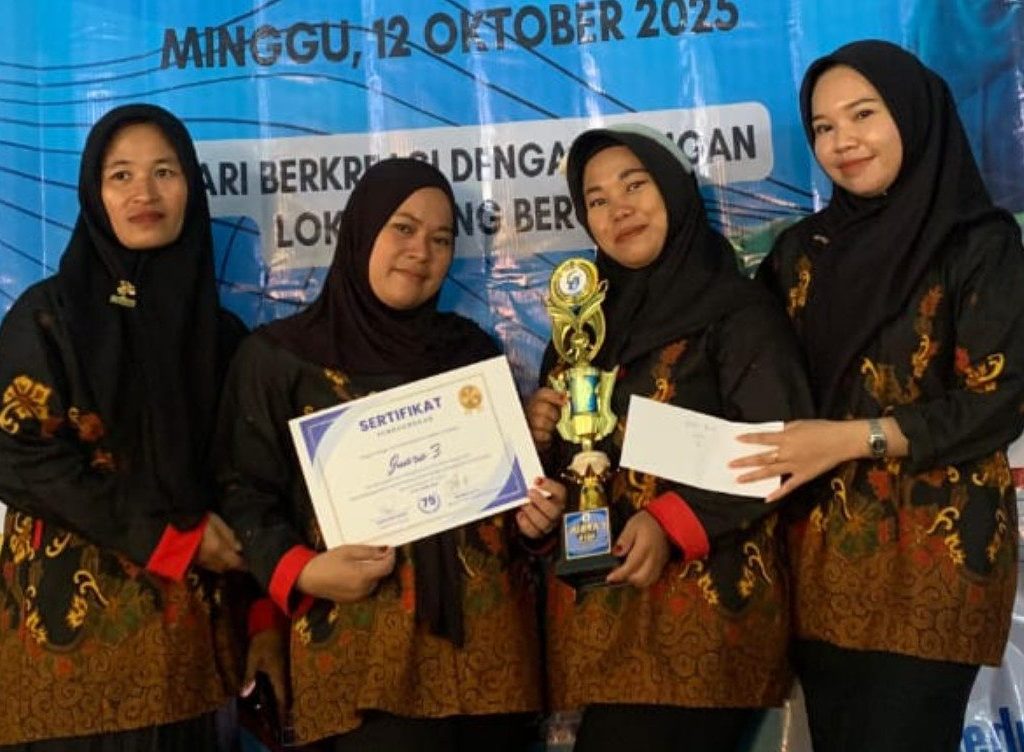 Husni (memegang piala) guru PAUD dari Tabalar, Berau (Ist)