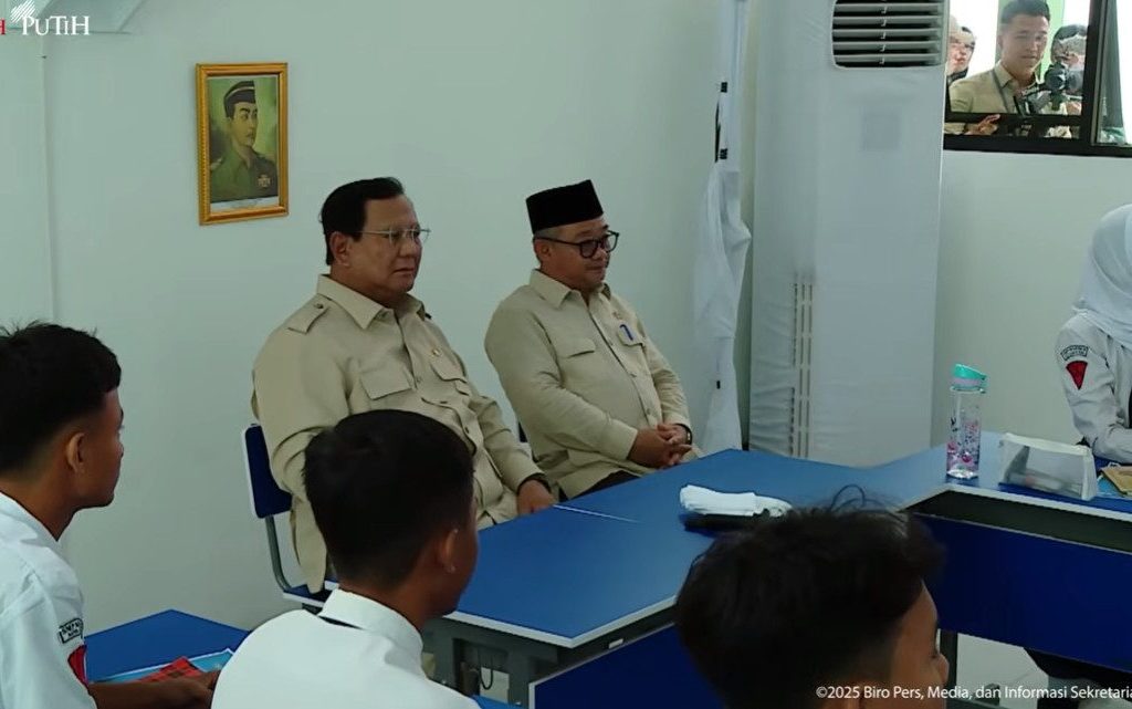 Presiden Prabowo dan Mendikdasmen Abdul Mu'ti saksikan pembelajaran digital (YouTube/BPMI Setpres)