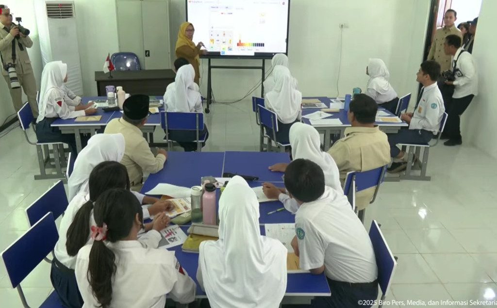 Presiden Prabowo dan Mendikdasmen Abdul Mu'ti saksikan pembelajaran digital (YouTube/BPMI Setpres)