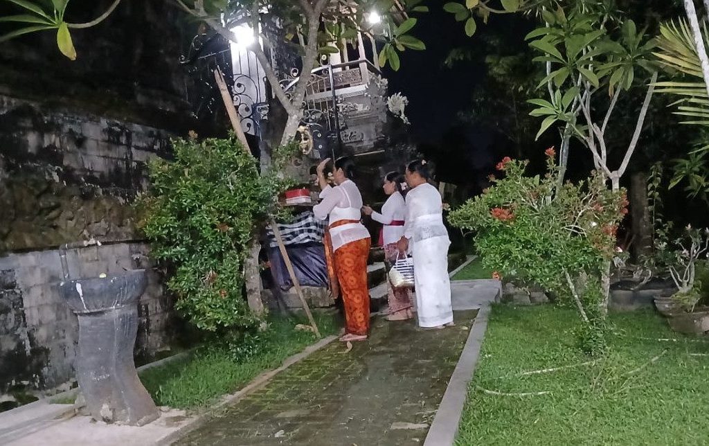 Umat Hindu di Berau laksanakan Upacara Hari Raya Galungan di Pura Giri Natha, Sambaliung (Andrikni Sholikhati/BT)