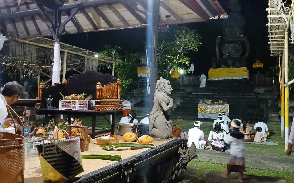 Umat Hindu di Berau laksanakan Upacara Hari Raya Galungan di Pura Giri Natha, Sambaliung (Andrikni Sholikhati/BT)