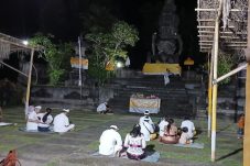 Khidmatnya Umat Hindu Berau Laksanakan Upacara Hari Raya Galungan di Pura Giri Natha