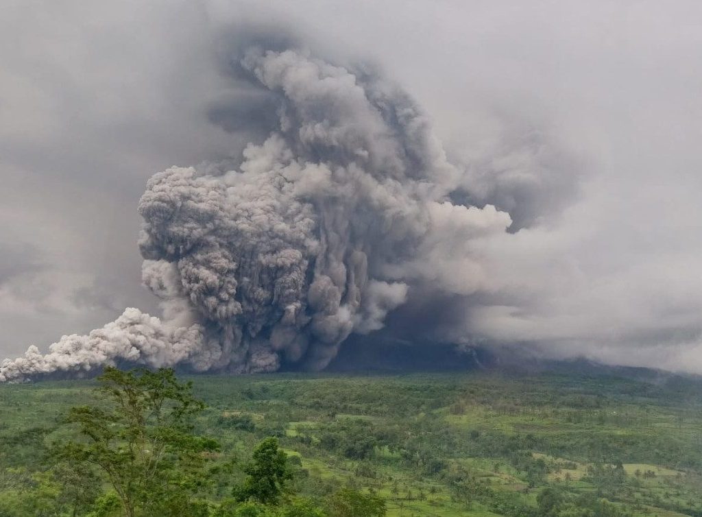 Erupsi Gunung Semeru, Jawa Timur (X/@BNPB_Indonesia)