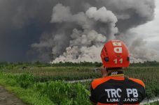 Gunung Semeru di Jawa Timur Erupsi Bikin Pendaki Terjebak di Ranu Kumbolo