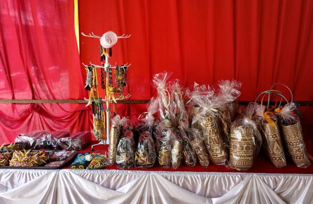 Pameran produk UMKM dari tiap kecamatan di Berau dalam gelaran Dekranasda Expo 2025 (Andrikni Sholikhati/BT)