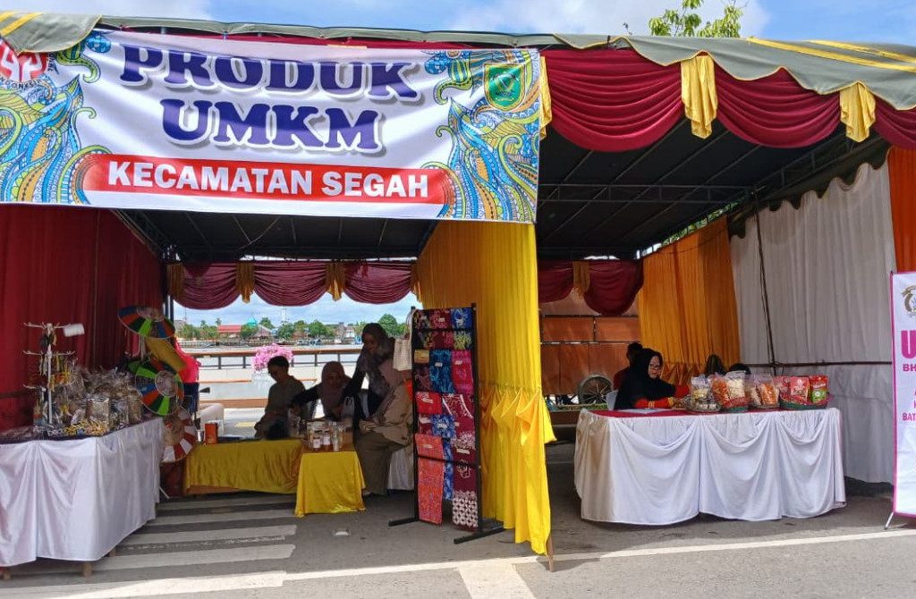 Pameran produk UMKM dari tiap kecamatan di Berau dalam gelaran Dekranasda Expo 2025 (Andrikni Sholikhati/BT)