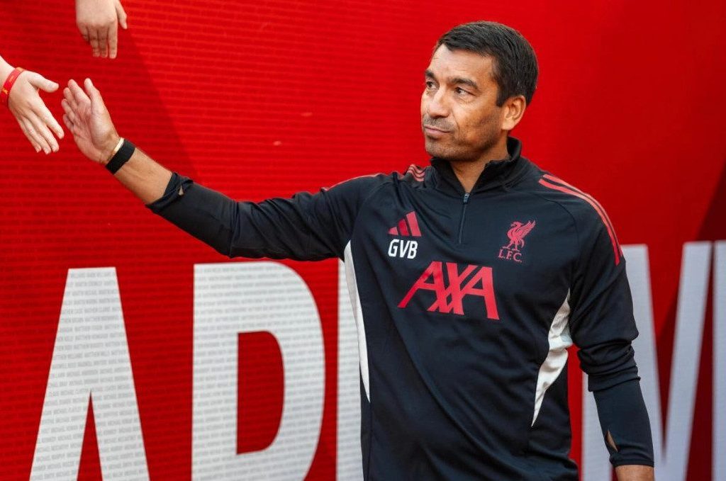 Asisten pelatih Liverpool Giovanni van Bronckhorst (liverpoolfc.com)