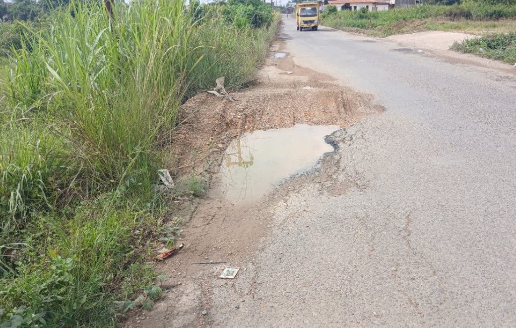 Kondisi jalan rusak di jalan perumahan BTN Sambaliung, Berau. (Adrikni Sholikhati/BT).