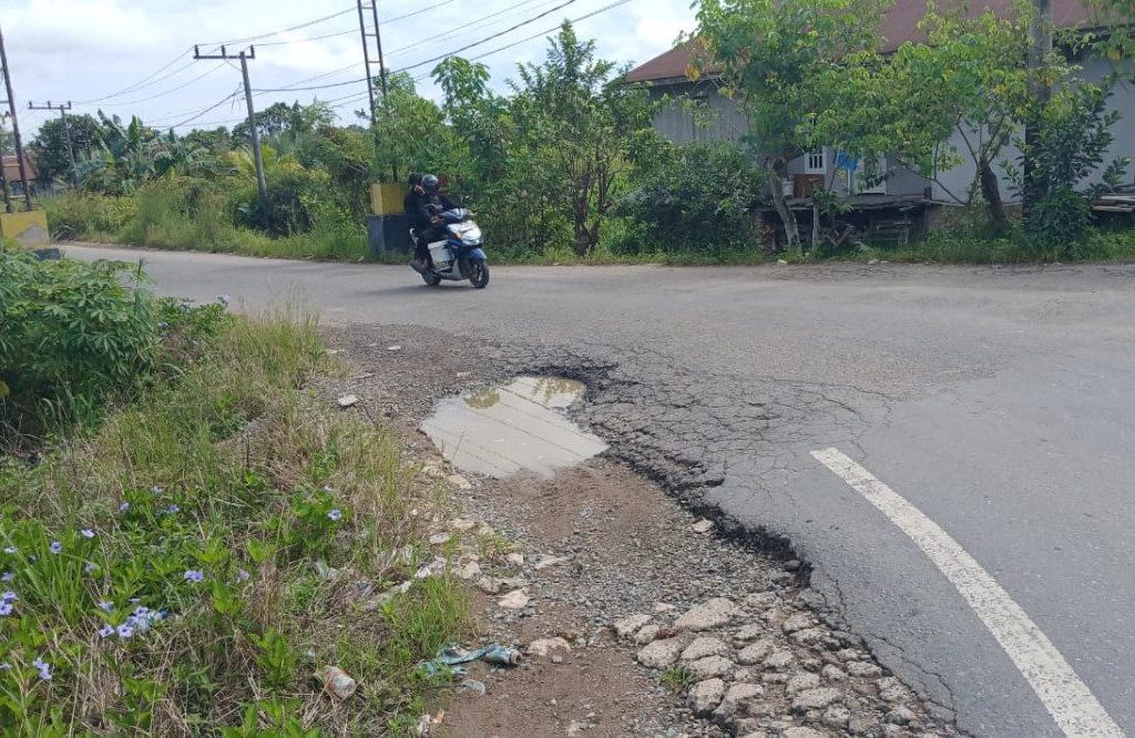 Kondisi jalan rusak di jalan perumahan BTN Sambaliung, Berau. (Adrikni Sholikhati/BT).