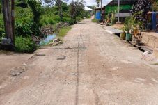 Warga Gang Pipit Rinding Keluhkan Jalan Rusak: Pedagang Bakso Sering Jatuh
