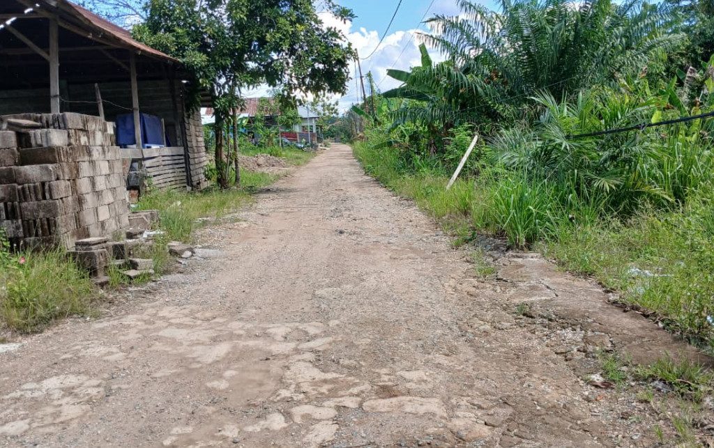 Kondisi jalan rusak dan berlubang di Gang Pipit, Rinding, Teluk Bayur, Berau (Adrikni Sholikhati/BT)