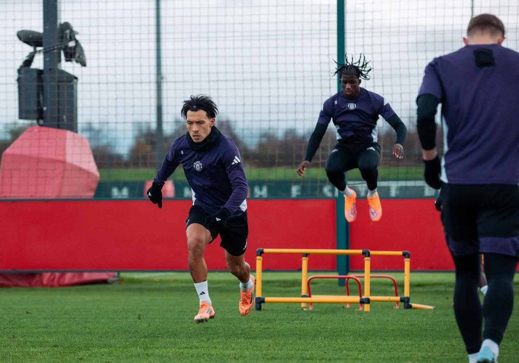 Lisandro Martinez di sesi latihan Manchester United (ManUnited.com)