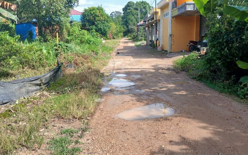 Kondisi jalan rusak berlubang di Gang Bakti Sambaliung (Adrikni Sholikhati/BT)