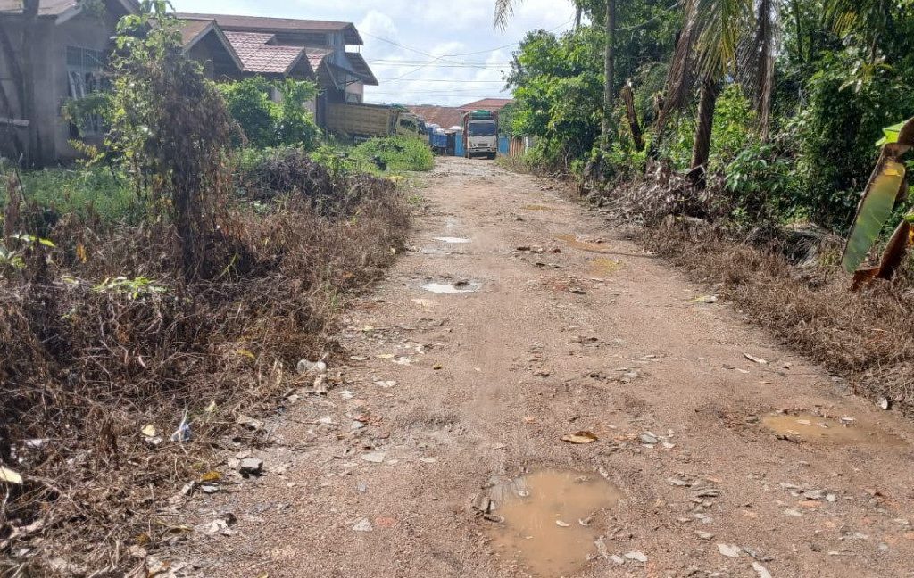 Kondisi jalan rusak berlubang di Gang Bakti Sambaliung (Adrikni Sholikhati/BT)