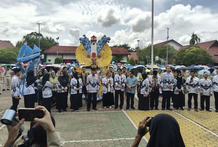 Sambut Tim Verifikasi Anugerah Dwija Praja Nugraha 2025, SMAN 4 Berau Tampilkan Parade Kostum dan Tari Dalling