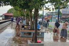 Puluhan Pedagang Gotong Royong Bersih-bersih Tepian Teratai, Minta Beri Sanksi yang Tak Ikut Kontribusi